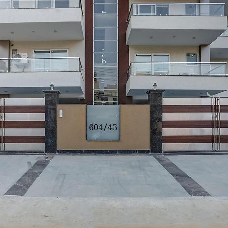 Collection O The Doors Near Appu Ghar Hotel Gurgaon Exterior foto