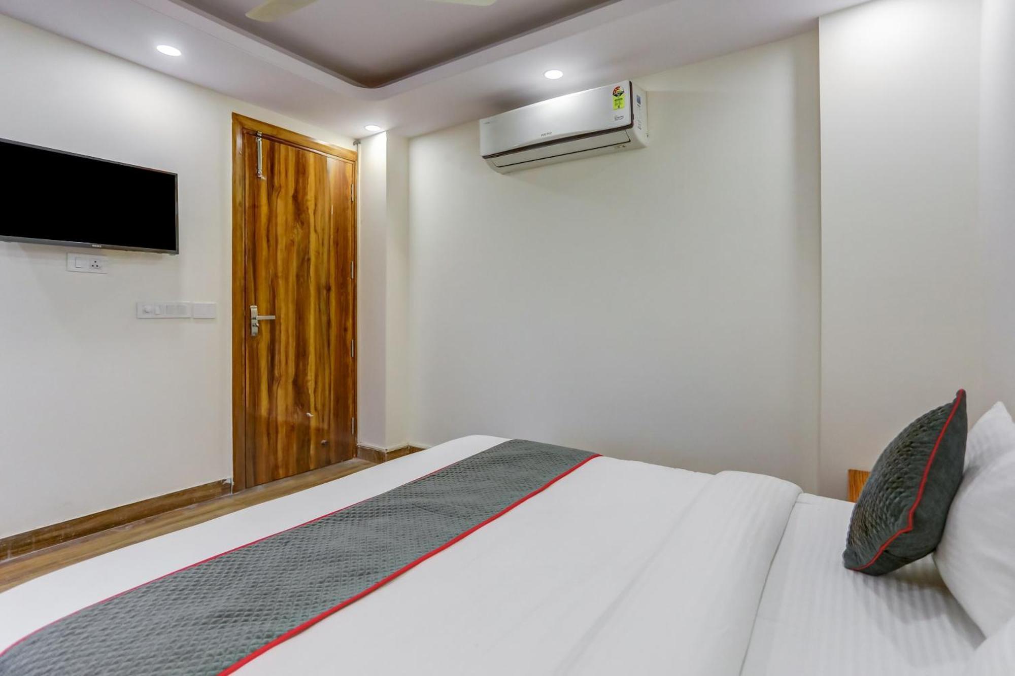 Collection O The Doors Near Appu Ghar Hotel Gurgaon Exterior foto
