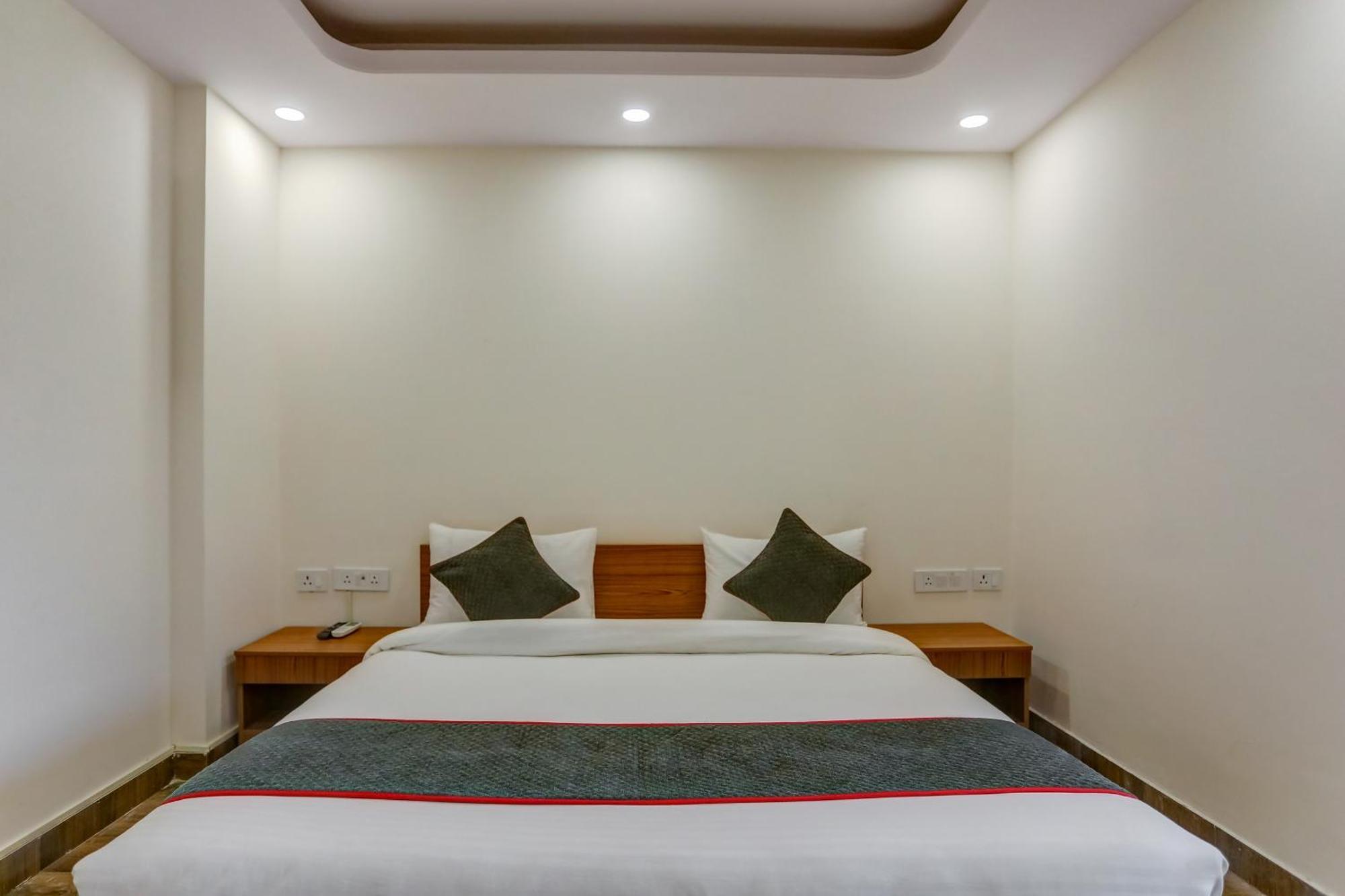 Collection O The Doors Near Appu Ghar Hotel Gurgaon Exterior foto