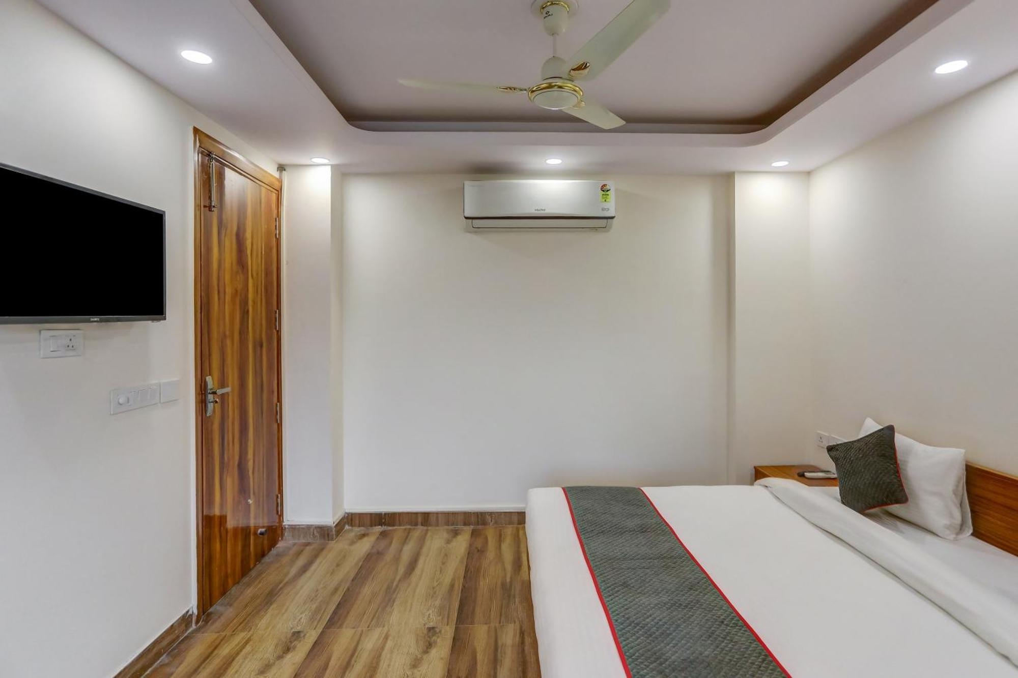 Collection O The Doors Near Appu Ghar Hotel Gurgaon Exterior foto
