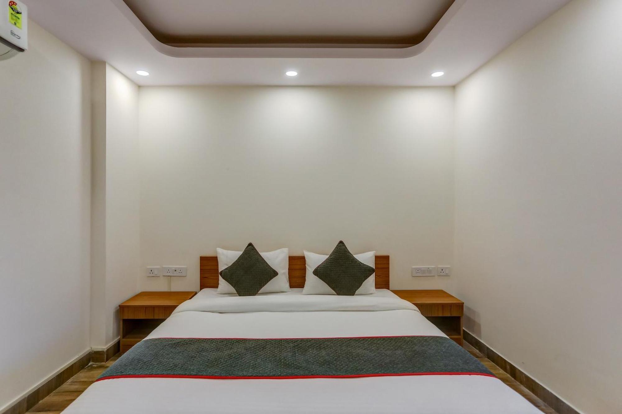 Collection O The Doors Near Appu Ghar Hotel Gurgaon Exterior foto